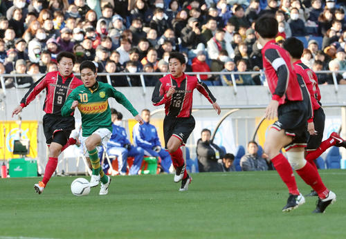 静岡学園対矢板中央　前半、ドリブルで相手を引きつける静岡学園MF松村（左から2人目）（撮影・垰建太）