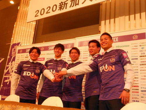 広島の新入団会見に臨む、左からFW鮎川峻、MF土肥航大、MF浅野雄也、DF櫛引一紀、FW永井龍（撮影・横田和幸）