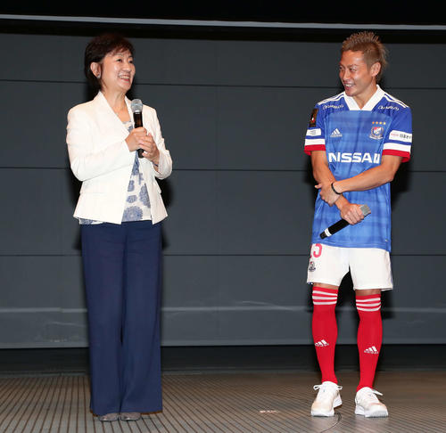 「マリノスの優勝は、日産にとって久しぶりに明るいニュースでした」と、あいさつした日産自動車の星野副社長（左）。右は横浜FW仲川（撮影・丹羽敏通）