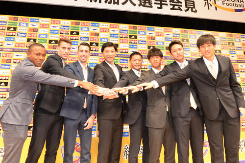 J1仙台新加入選手会見の写真撮影に臨む、左からパラ、ゲデス、クエンカ、木山監督、赤崎、浜崎、吉野、小畑（撮影・佐藤究）