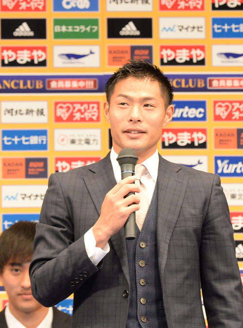 J1仙台新入団選手会見であいさつする赤崎（撮影・佐藤究）