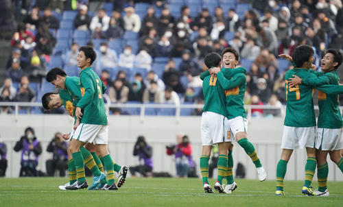 静岡学園対矢板中央　後半ロスタイム、MF松村（左端）がPKで決勝点を挙げてそのまま試合終了となり、抱き合う静岡学園イレブン（撮影・加藤諒）
