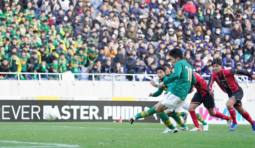 静岡学園対矢板中央　後半終了間際、PKで決勝点を挙げる静岡学園MF松村（撮影・加藤諒）