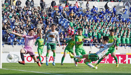 青森山田対帝京長岡　後半、チーム2点目のゴールを決める青森山田MF松木（右）（撮影・加藤諒）