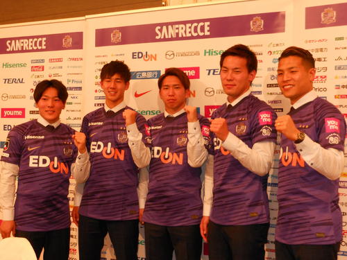 広島の新入団会見に臨む、左からFW鮎川峻、MF土肥航大、MF浅野雄也、DF櫛引一紀、FW永井龍