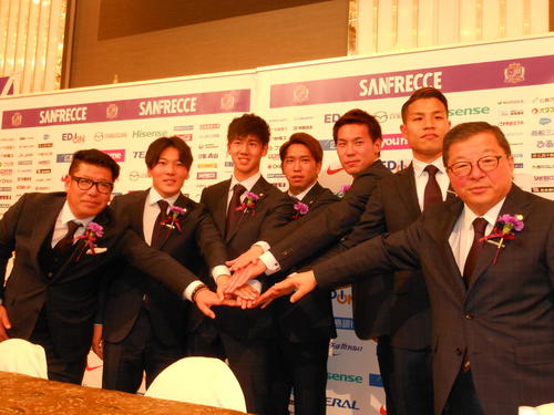 広島の新入団会見に臨む、左から足立強化部長、FW鮎川峻、MF土肥航大、MF浅野雄也、DF櫛引一紀、FW永井龍、仙田信吾社長（撮影・横田和幸）