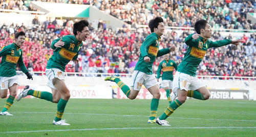 後半終了間際、PKで決勝ゴールを決め、駆け出すMF松村（右端）ら静岡学園イレブン（撮影・加藤諒）