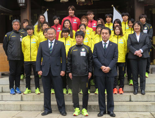 必勝祈願を行った千葉レディースの選手ら（撮影・松尾幸之介）