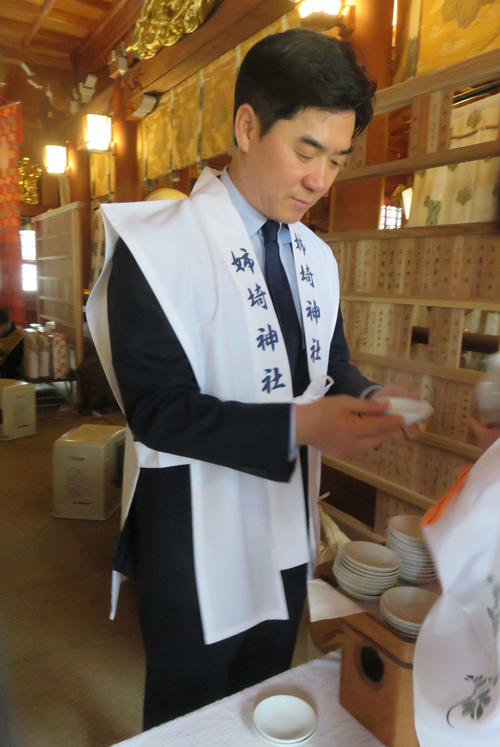 必勝祈願で御神酒を受け取る千葉の尹監督（撮影・松尾幸之介）