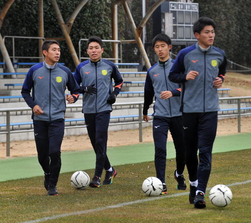 調整する静岡学園の選手たち。左から2人目がMF松村