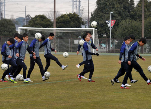 ボールを使ったウオーミングアップをする静岡学園の選手たち