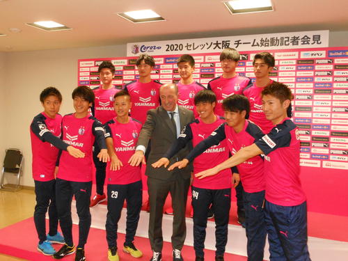 C大阪に入団した前列左から、DF小池、MF坂元、MF島村、ロティーナ監督、DF吉馴、MF喜田、FW豊川、後列左からMF松本、FW藤尾、DF西尾、DF田平、MF西川