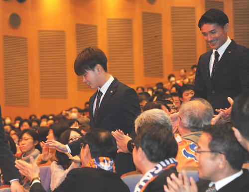 ファンとふれ合う新潟MF本間（左）とFW田中（撮影・小林忠）