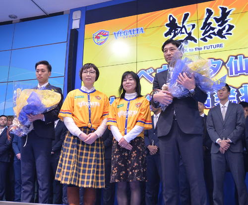 キャンプ出発壮行式で花束を受け取った仙台松下（左端）と木山監督