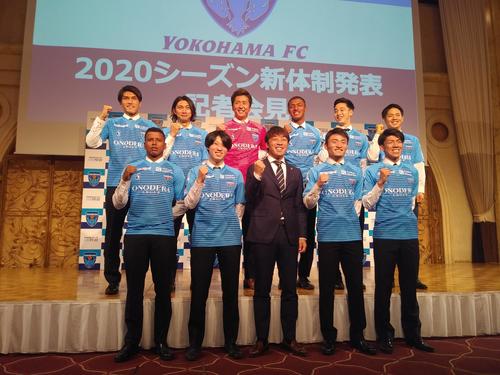 横浜FCの新体制発表会に出席した（前列左から）DFマギーニョ、MF松尾、下平監督、MF熊川、MF瀬古（後列左から）FW一美、DF志知、GK六反、DF星、DF小林、MF手塚