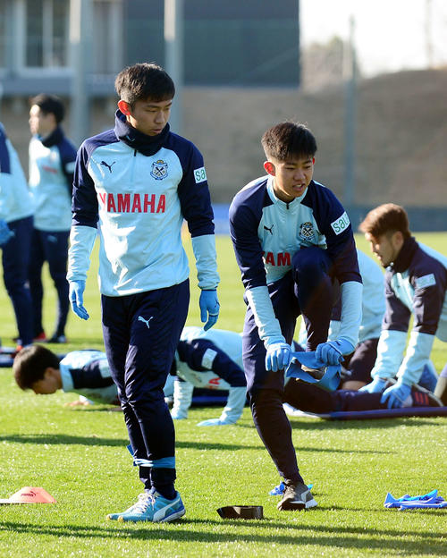 フィジカルトレーニングに励む磐田MF清田（右）とFW三木