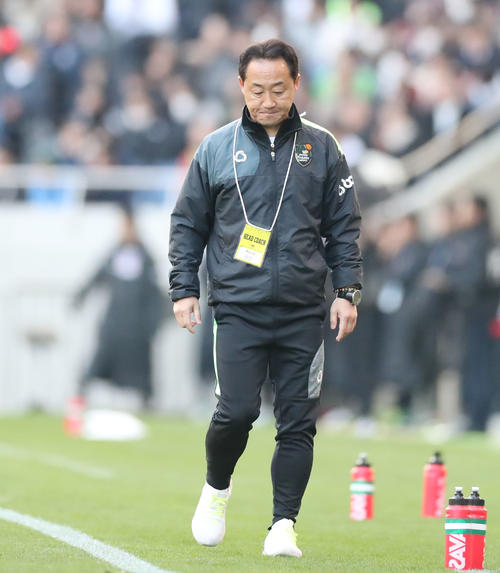 青森山田対静岡学園　後半終了間際、うつみき考え込む青森山田黒田監督（撮影・垰建太）