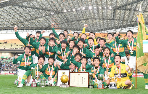 青森山田対静岡学園　青森山田を破って優勝し、喜びを爆発させる静岡学園イレブン（撮影・加藤諒）