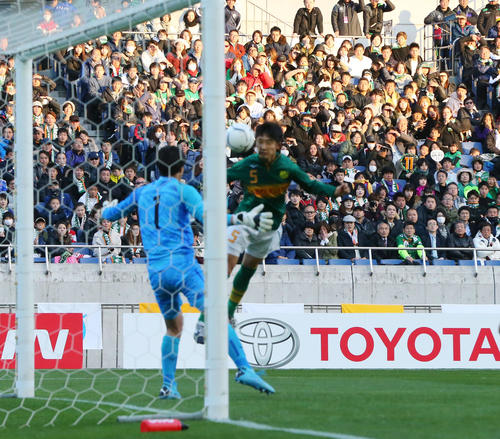 青森山田対静岡学園　後半、ヘディングで勝ち越しのゴールを決める静岡学園DF中谷（撮影・垰建太）