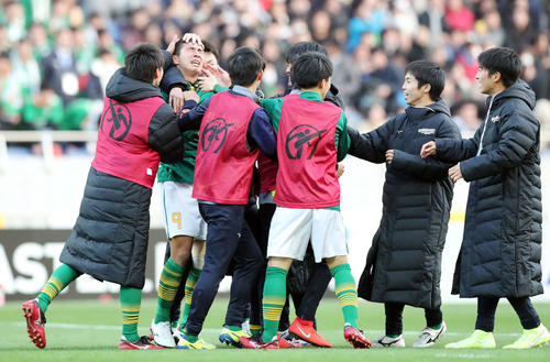青森山田対静岡学園　優勝が決まり号泣する静岡学園FW加納（左から2人目）はイレブンからもみくちゃにされる（撮影・垰建太）