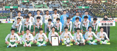 青森山田対静岡学園　準優勝に終わり、涙ながらに集合写真に納まる青森山田イレブン（撮影・鈴木みどり）