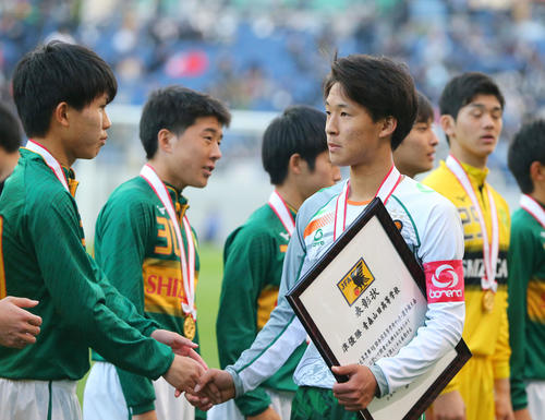 青森山田対静岡学園　試合後、敗れた青森山田MF武田（右）は静岡学園の選手たちと握手を交わす