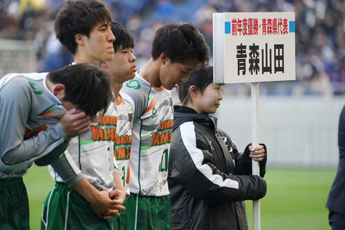 準優勝に終わり、悔しそうに下を向く青森山田MF武田（中央）（撮影・鈴木みどり）
