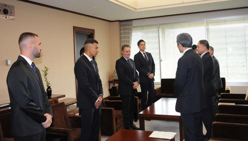 J1昇格を誓う新潟のメンバー。（左手前から）ペドロ・マンジー、ゴンサロ・ゴンザレス、アルベルト監督、是永社長（撮影・小林忠）