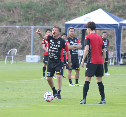 身振り手振りで指導するペトロビッチ監督（撮影・西塚祐司）