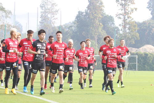 ランニングする札幌イレブン（撮影・西塚祐司）