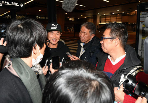 グアムから帰国し、報道陣に囲まれる横浜FCカズ（撮影・たえ見朱実）