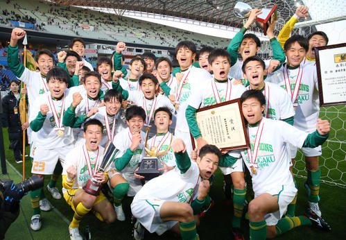 試合後、優勝を決めた静岡学園の選手たちは歓喜の表情で写真に納まる（2019年1月13日撮影）