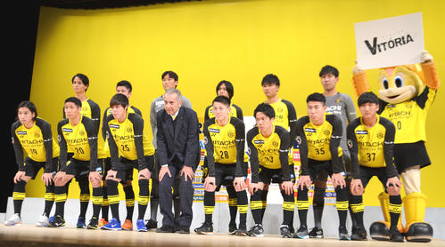 新体制発表会出席した柏のネルシーニョ監督（前列中央）と新加入選手たち（撮影・松尾幸之介）