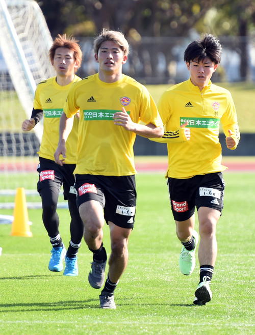 インターバル走で先頭を走る仙台MF道渕（中央）。左はMF兵藤、右はMF田中（撮影・山田愛斗）