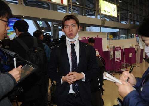 新潟空港で報道陣に囲まれる渡辺新