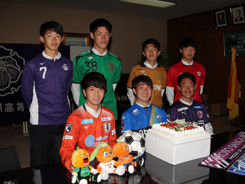 プロ入りと有力大学に進学を決めた帝京長岡の選手たち。下段左からDF吉田晴（J2愛媛）、FW晴山（J2町田）、MF谷内田（J2京都）。上段左からMF田中（明大）、GK猪越（中大）、FW矢尾板（中大）、DF丸山（日大）