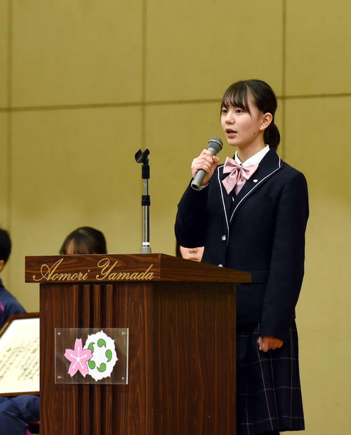 全国大会報告会で選手たちを激励した、青森山田生徒会長の工藤伶虹さん（撮影・相沢孔志）