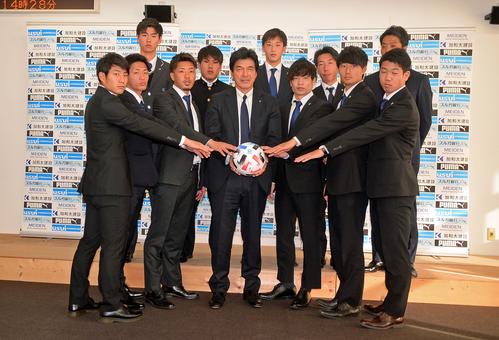 会見に臨んだ今井監督（前列中央）と新加入選手