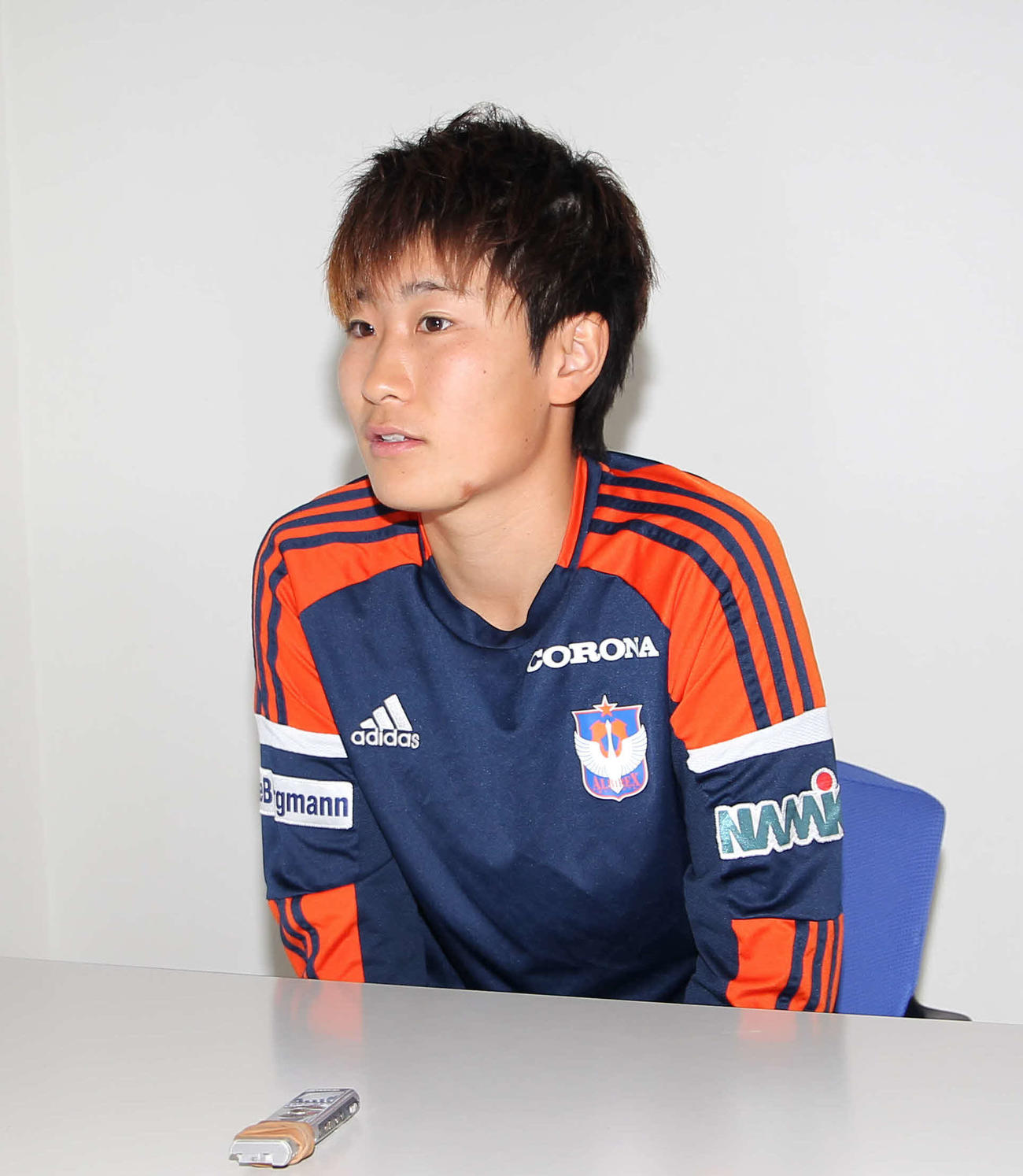 前のめりにインタビューに答える新潟のGK平尾
