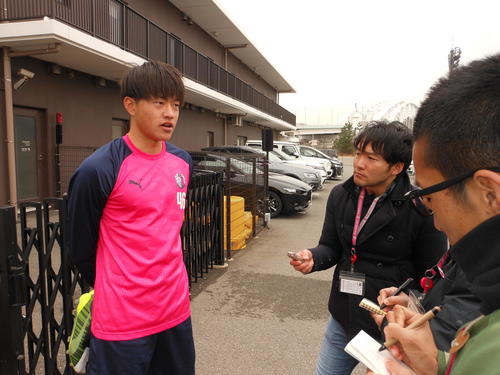C大阪の高卒新人DF田平起也が取材に応じる（撮影・横田和幸）