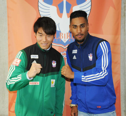 新加入会見に臨んだGK小島（左）とFWファビオ