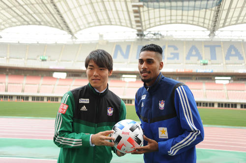 新加入のGK小島（左）とFWファビオ