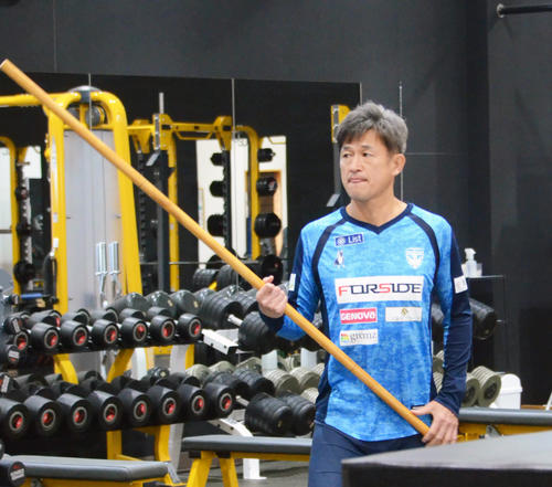 ストレッチ用の棒を手にする横浜FCのFWカズ（撮影・岩田千代巳）