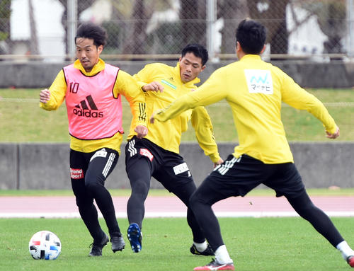 競り合う仙台FW赤崎（中央）とMF富田（撮影・山田愛斗）