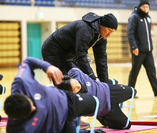 選手のトレーニングを手伝う盛岡秋田新監督（撮影・野上伸悟）