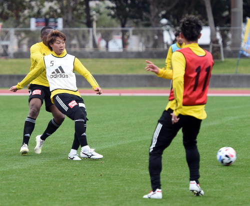 マークをつかれながらパスを出す仙台MF中原（左）（撮影・山田愛斗）