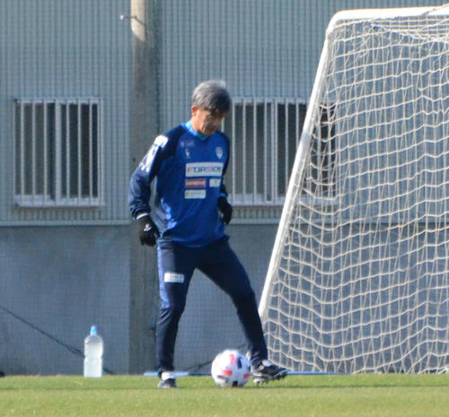 屋外で調整しボールに触る横浜FCのFWカズ