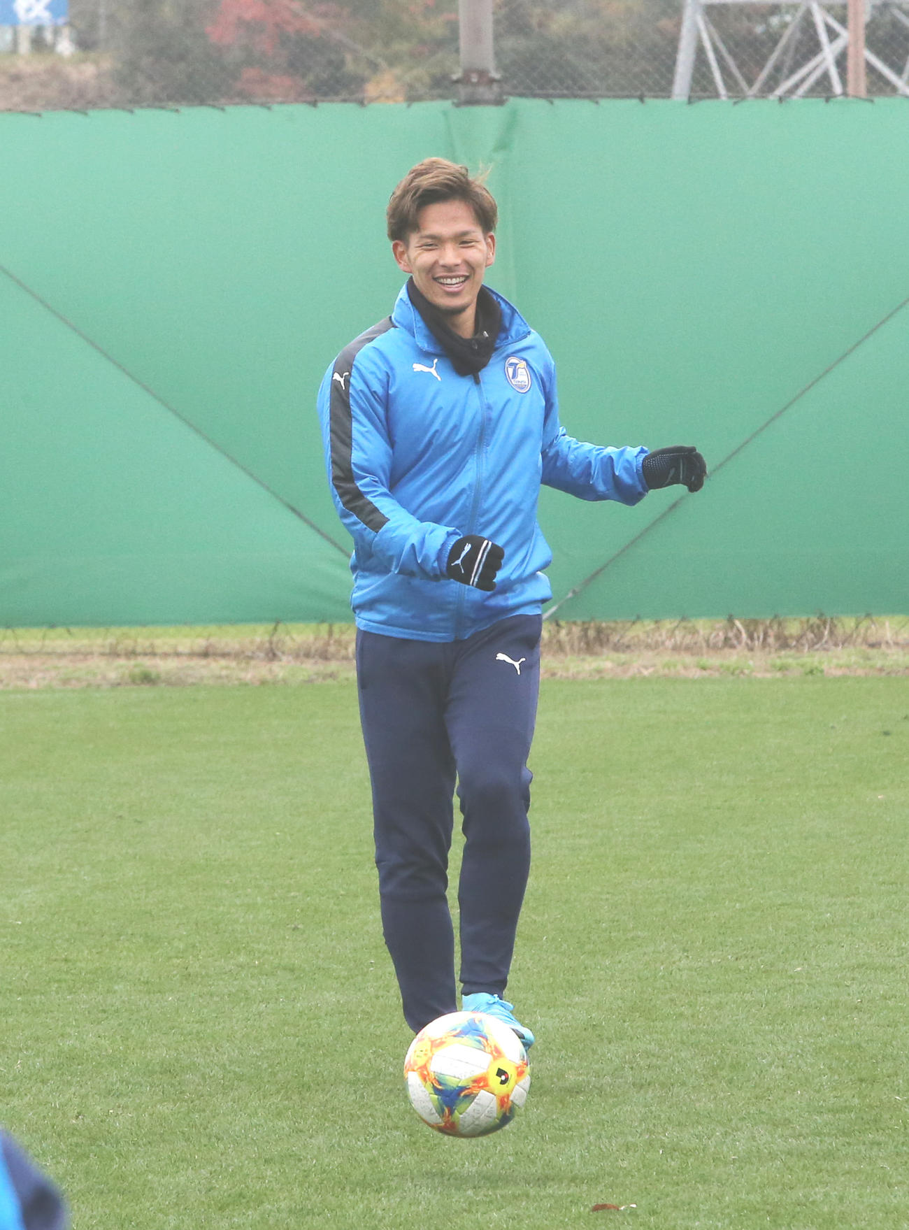 笑顔で練習に励む大分DF岩田智輝　（撮影・菊川光一）
