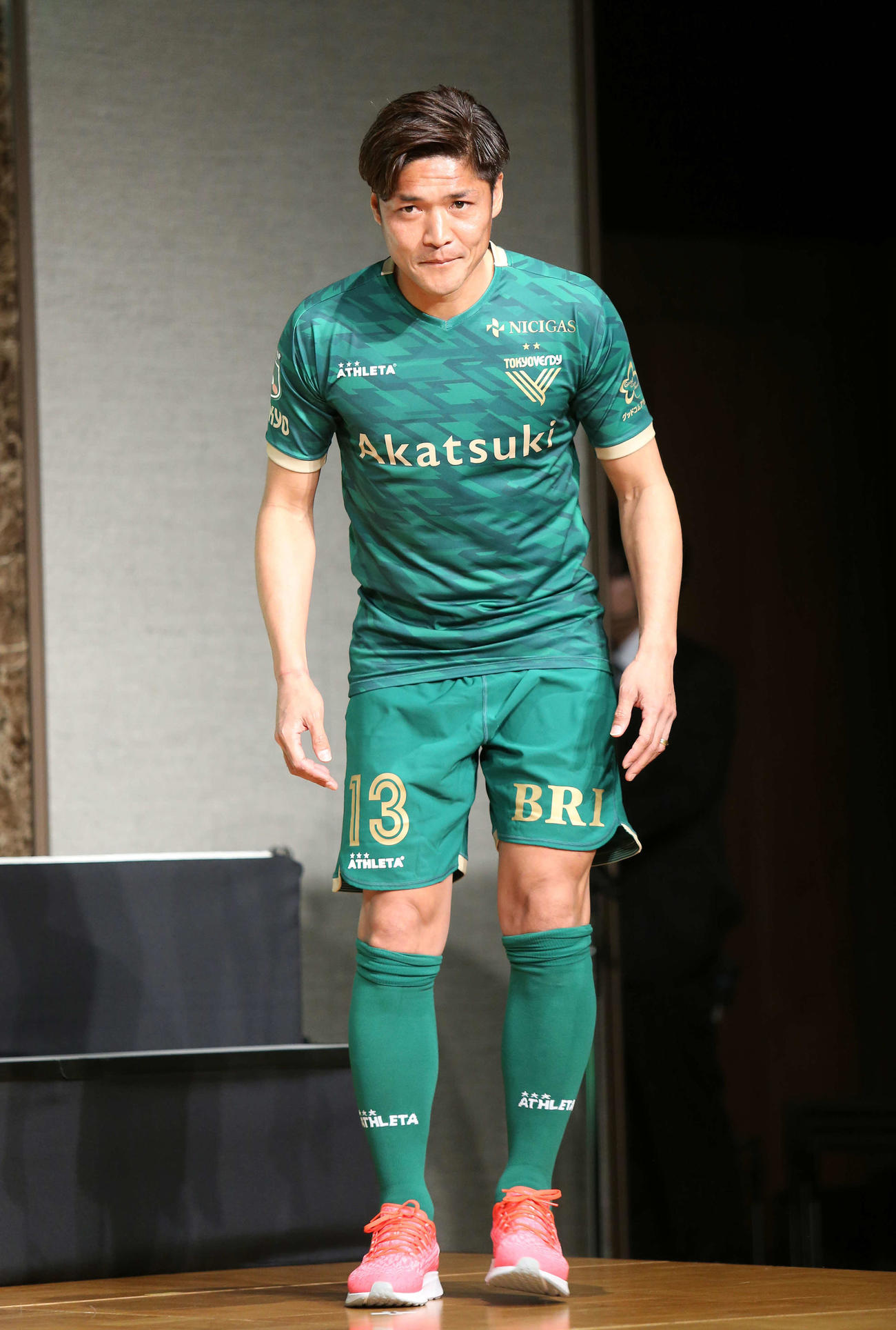 新ユニホームで登壇する東京VのFW大久保（撮影・鈴木正人）