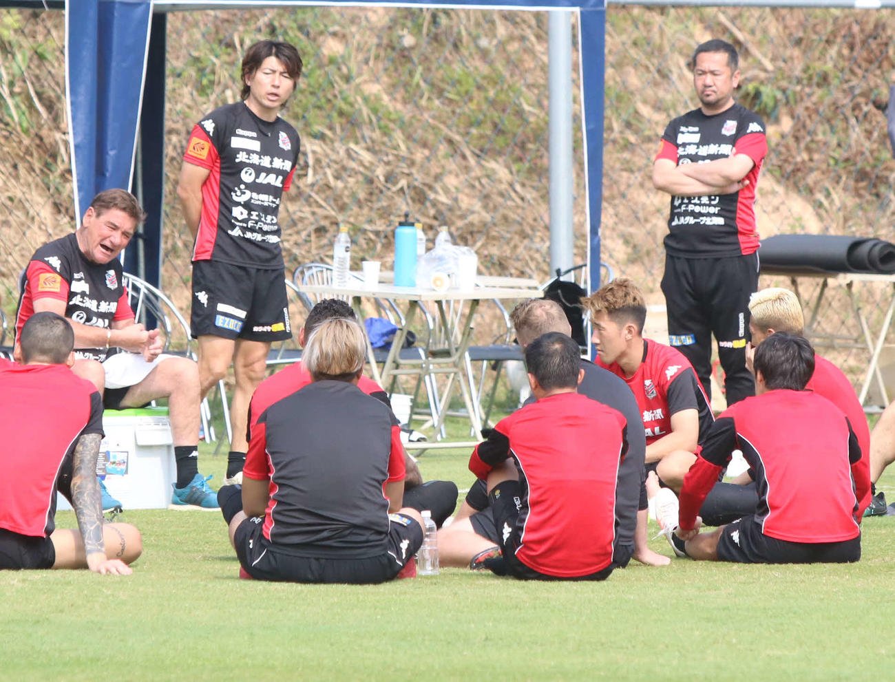 午前練習終了後、青空ミーティングでカツを入れる札幌ペトロビッチ監督（左端）（撮影・西塚祐司）